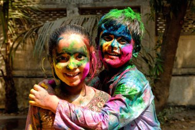 Kız ve oğlanın renkli yüzü Holi festivalinin tadını çıkarıyor  