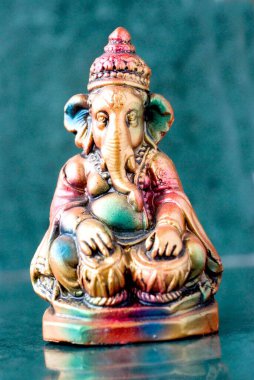 Lord Ganesha ganpati alçı Idol renkli bir çift tabla dagga Hint timpani müzik aleti çalıyor.