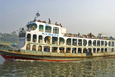 Feribot Padma, Dhaka, Bangladeş nehrini geçiyor.