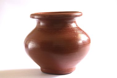 Beyaz arka planda ghada kil veya toprak çömlek kovası sürahisi