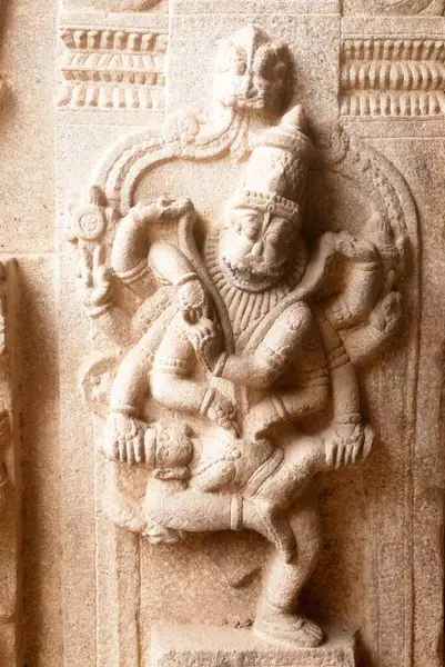 stock image Statue of Narasingha killing demon Hiranyashasipu on pillar of Sesharayar Mandapam at Sri Ranganathswami temple , Srirangam , Tiruchirapalli Trichy ,Tamil Nadu , India