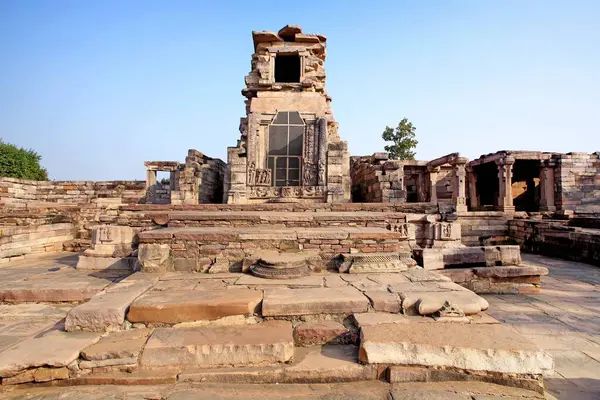 Altıncı ya da yedinci yüzyıl Buda 'sının dikdörtgen tapınakları sırasında inşa edilen 31 numaralı tapınak, Bhopal, Madhya Pradesh, Hindistan yakınlarındaki Sanchi. 