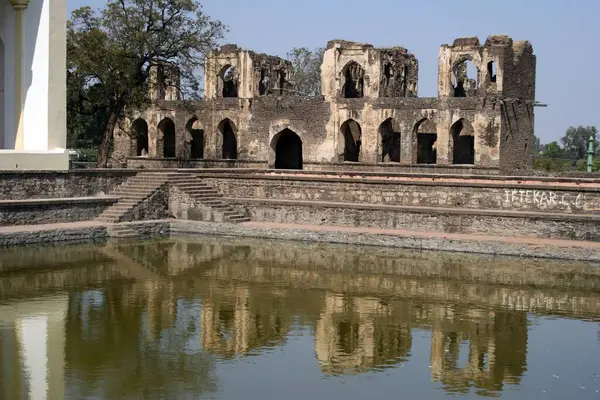 Asar Mahal yakınlarındaki harabe, Bijapur, Karnataka, Hindistan 