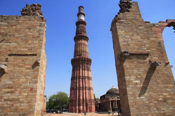 Kutub Minar 1311 kırmızı kumtaşı kulesinde inşa edildi, Delhi, Hindistan UNESCO Dünya Mirası Bölgesi