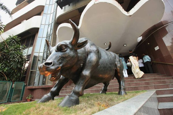 Статуя бронзового быка на Бомбейской фондовой бирже BSE, Бомбей, Мумбаи, Махараштра, Индия