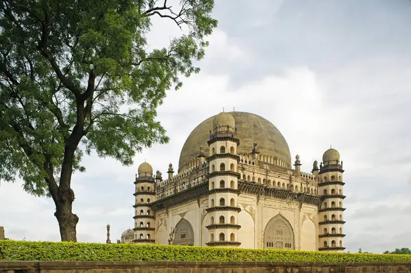 İslam mimarisi Gol Gumbaz, Muhammed Adil Shah, Bijapur, Karnataka, Hindistan tarafından 1659 yılında inşa edildi. 