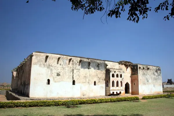 Queens banyosu 2,5 metre derinliğinde, Hampi Vijayanagar kalıntıları, Karnataka, Hindistan