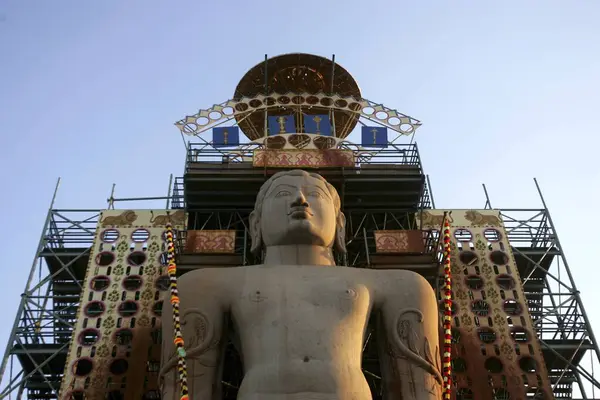 18 metre yüksekliğindeki Bhagwan azizi mahamasthakabhisheka Jain festivali sırasında gomateshwara bahubali heykeli, Karnataka, Hindistan 'da Shravanabelagola, Şubat _ 2006