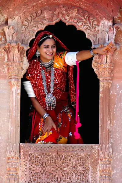 Rajasthani kadını Jharoka, Rajasthan 'dan bakıyor, Hindistan' a yakın çekim.