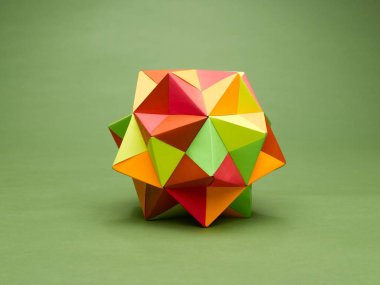 top şekilli origami oyuncağı renkli kağıt çarşaflardan yapıldı 