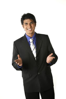 Yönetici koltukta dinleniyor. İki elini de kafasının arkasında tut. MR687 M