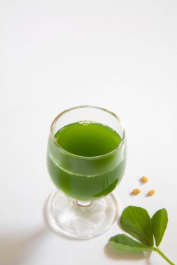 Bardakta servis edilen sağlıklı taze çemen suyu.