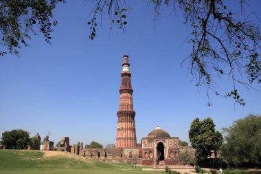 Alai Darwaza ve Kutup Minar 1311 kırmızı kumtaşı kulesinde inşa edildi, Delhi, Hindistan UNESCO Dünya Mirası Bölgesi