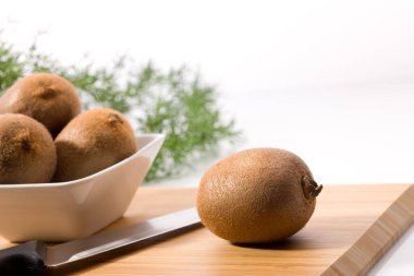 Masada taze kivi meyveleri var. 