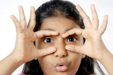 Hintli kız parmaklarından bakıyor