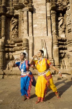 Odissi dansçılarının grevi, Hindistan 'ın Orissa kentindeki Konarak kentindeki Güneş Tapınağı kompleksi önünde Ramayana gibi Hint mitlerini canlandırıyor. 