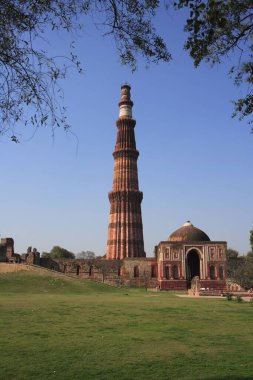 Kutub Minar ve Alai Darwaza 1311 kırmızı kumtaşı kulesinde, Indo _ Müslüman sanatı, Delhi sultanlığı, Delhi, Hindistan UNESCO Dünya Mirası Sitesi 'nde inşa edildi.