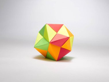 Stüdyo arka planında Origami multiplex topu