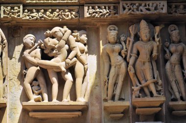 Khajuraho mithuna çiftleri Lakshmana Tapınağı 'nın duvarında Madhya Pradesh Hindistan