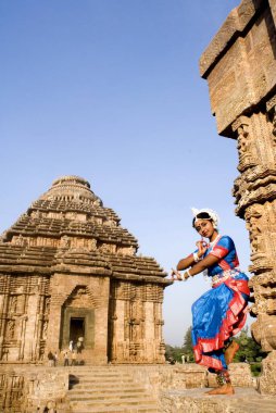 Odissi dansçısı grevi, Hindistan 'ın Orissa kentindeki Konarak kentindeki Güneş Tapınağı kompleksi önünde Ramayana gibi Hint efsanelerini canlandırıyor. 