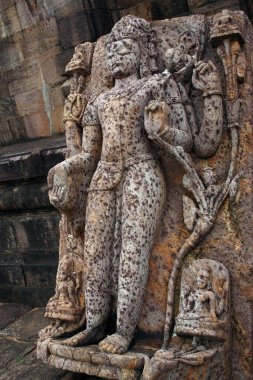 Budist mirasının yıkılmış heykeli Udayagiri, Orissa, Hindistan 'da kazılmış.