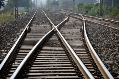 Tren yolu gündüz vakti kesişiyor 