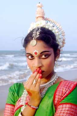 Klasik Odissi dansı yapan dansçı, Konarak, Orissa, Hindistan 