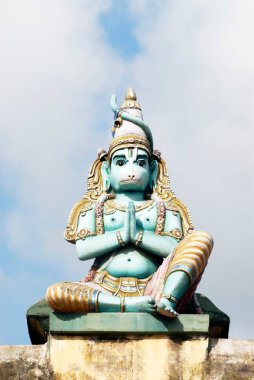 Sri Ranganathswami Tapınağı, Srirangam, Tiruchirapalli Trichy, Tamil Nadu, Hindistan 'daki Namaskar duruşu içinde Lord Hanuman' ın zengin dekore edilmiş heykeli.