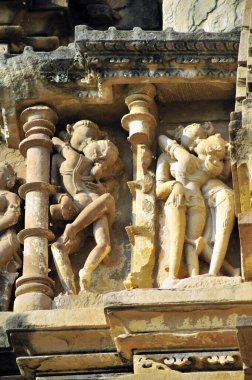 Vishvanath Tapınağı 'nın duvarındaki Mithuna çiftleri Khajuraho madhya pradesh Hindistan