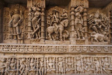 Miras mimarisinde duvara oyulmuş heykeller, Step well Rani ni Vava, Patan, Gujarat, Hindistan 