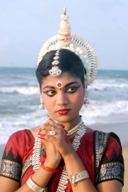 Klasik Odissi dansı yapan dansçı, Konarak, Orissa, Hindistan  