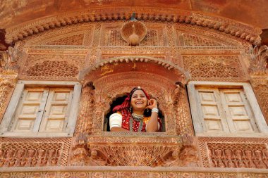 Rajasthani kadını Jharoka, Rajasthan, Hindistan 'a bakıyor. 