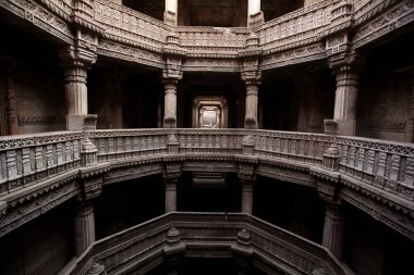 Adalaj step kuyusu ya da vav 1499 yılında Ahmedabad, Gujarat, Hindistan Kraliçesi Radhabai tarafından inşa edilmiştir. 