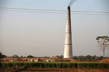 Jharkhand, Hindistan 'daki tuğla fabrikası bacası.