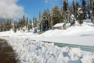 Gulmarg, Jammu & Kashmir, Hindistan 'da kar temizlendi