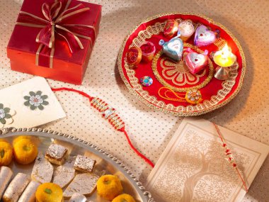 Rakhis ve çikolatalı Rakshabandhan festivali, Hindistan 'da.