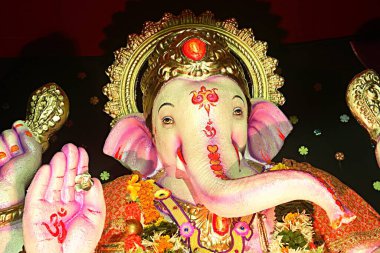 Hint festivali Ganesh Chaturthi Ganpati fil heykelini kutluyor. Bombay Mumbai, Maharashtra, Hindistan 