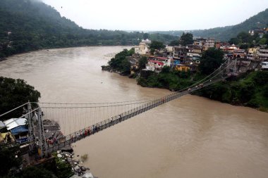 Hindistan, Uttaranchal 'daki Ganga Nehri üzerindeki Lakshman Jhula' nın havadan görüntüsü. 
