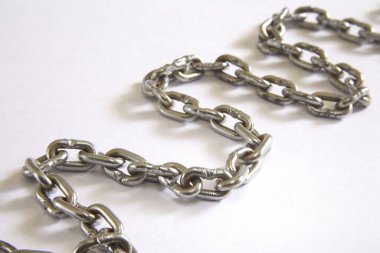 Beyaz arkaplanda bükülmüş zincir