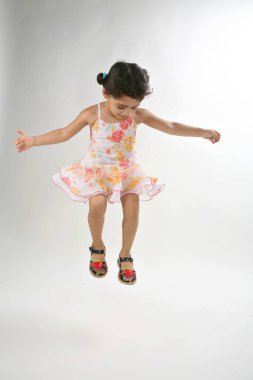 4 Yıllık Genç Kız Orta Havada Dans ve Atlama   