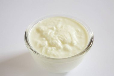 Kremalı yoğurt veya mandıra ürünleri.