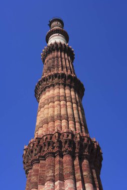 Kutub Minar 1311 kırmızı kumtaşı kulesinde inşa edildi, Delhi, Hindistan UNESCO Dünya Mirası Bölgesi