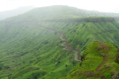 Sajjangadh 'da dağ yolu, Satara bölgesi, Maharashtra, Hindistan 