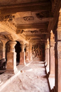 Mağara 1, 6. yüzyılın sonlarına doğru Lord Siva, Badami, Karnataka, Hindistan 'a adanmıştır.