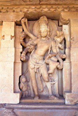 Siva 'nın Rishaba vaahnam heykeli Aihole, Karnataka, Hindistan' daki Durga tapınağında.