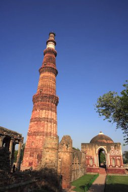 Kutub Minar ve Alai Darwaza 1311 kırmızı kumtaşı kulesinde, Indo _ Müslüman sanatı, Delhi sultanlığı, Delhi, Hindistan UNESCO Dünya Mirası Sitesi 'nde inşa edildi.