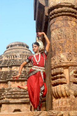 Konarak Güneş Tapınağı, Orissa 'da geleneksel Odissi dansı yapan dansçı   