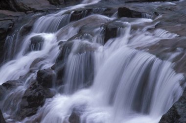 Büyük kayalar üzerinde akan şelale, Matheran, Maharashtra, Hindistan