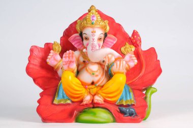 Hindistan 'da, ambar çiçeğinin üzerinde oturan Ganesh heykelini.