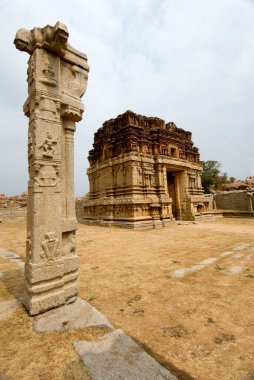 Achutharaya tapınağının kapısı ve Hampi, Karnataka, Hindistan 'daki harabeler. 